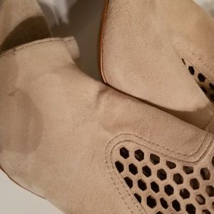 Head turning cream open toe booties